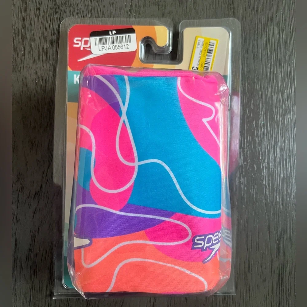 Inflatable fabric cuffs for children from the Speedo brand.
